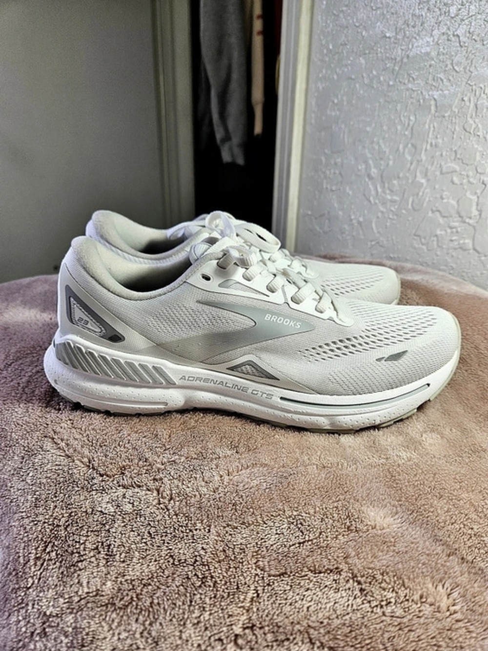 Brooks Adrenaline GTS 23 Running Shoes White & Gray US 9.5 B,women's